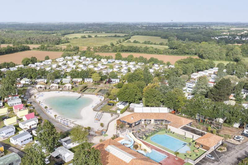 Camping L'Evasion - Campingplatz mit pool aus der Vogelperspektive