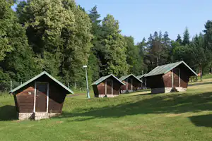 Camping Levočská Dolina - Mobilheime vom Campingplatz auf grüner Wiese