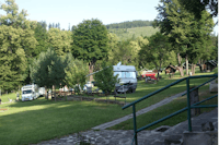 Camping Levočská Dolina  -  Wohnwagen- und Zeltstellplatz und Mobilheime vom Campingplatz zwischen Bäumen