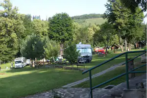Camping Levočská Dolina - Wohnwagen- und Zeltstellplatz und Mobilheime vom Campingplatz zwischen Bäumen