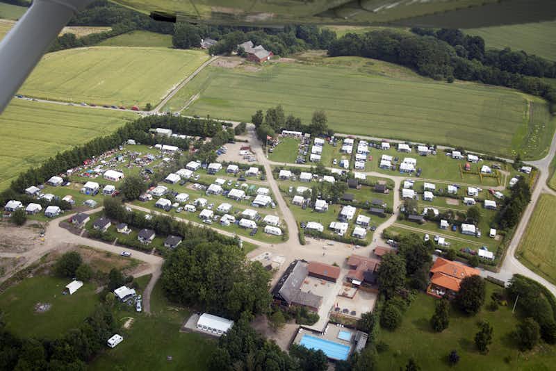 Camping Løgballe  -  Luftaufnahme vom Campingplatz im Grünen