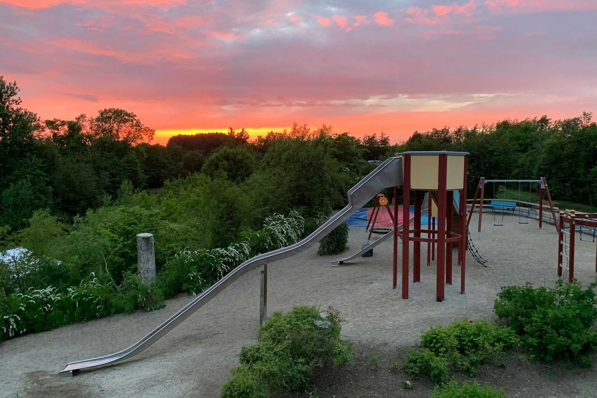 Camping Løgballe - kinderspielplatz mit Rutschen, Schaukeln und Lufttrampolin