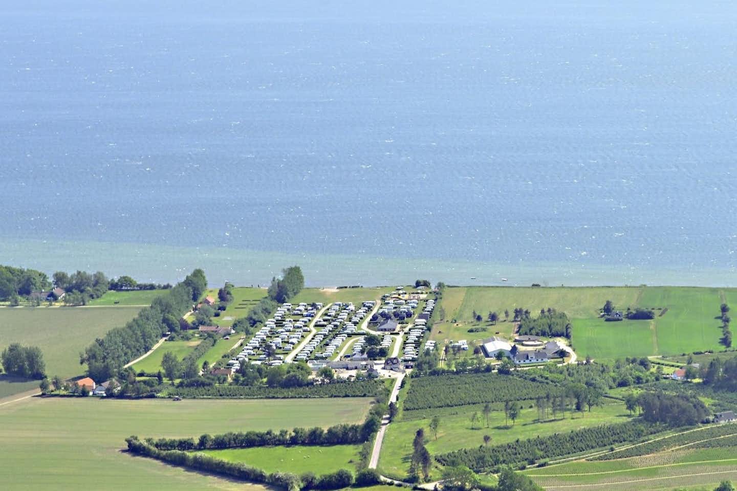 Camping Løgismosestrand - Luftaufnahme auf den Campingplatz und die Ostsee