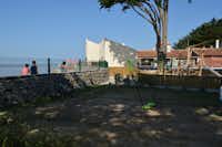 Camping L'Hermitage des Dunes - Kinderspielplatz auf dem Campingplatz mit Blick auf das Meer