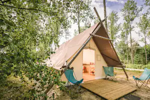 Camping L'Heureux Hasard - Glamping-Zelt mit Terrasse auf dem Campingplatz