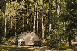 Camping L'Heureux Hasard - Zeltplätze zwischen den Bäumen