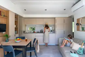 Camping L’Hippocampe - Innenansicht eines Mobilheims mit Küche