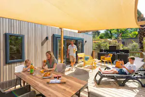 Camping L’Hippocampe - Mobilheim mit Terrasse auf dem Campingplatz