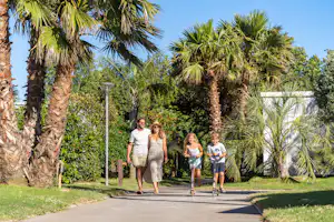 Camping L’Hippocampe - Familie mit Kindern auf dem Campingplatz