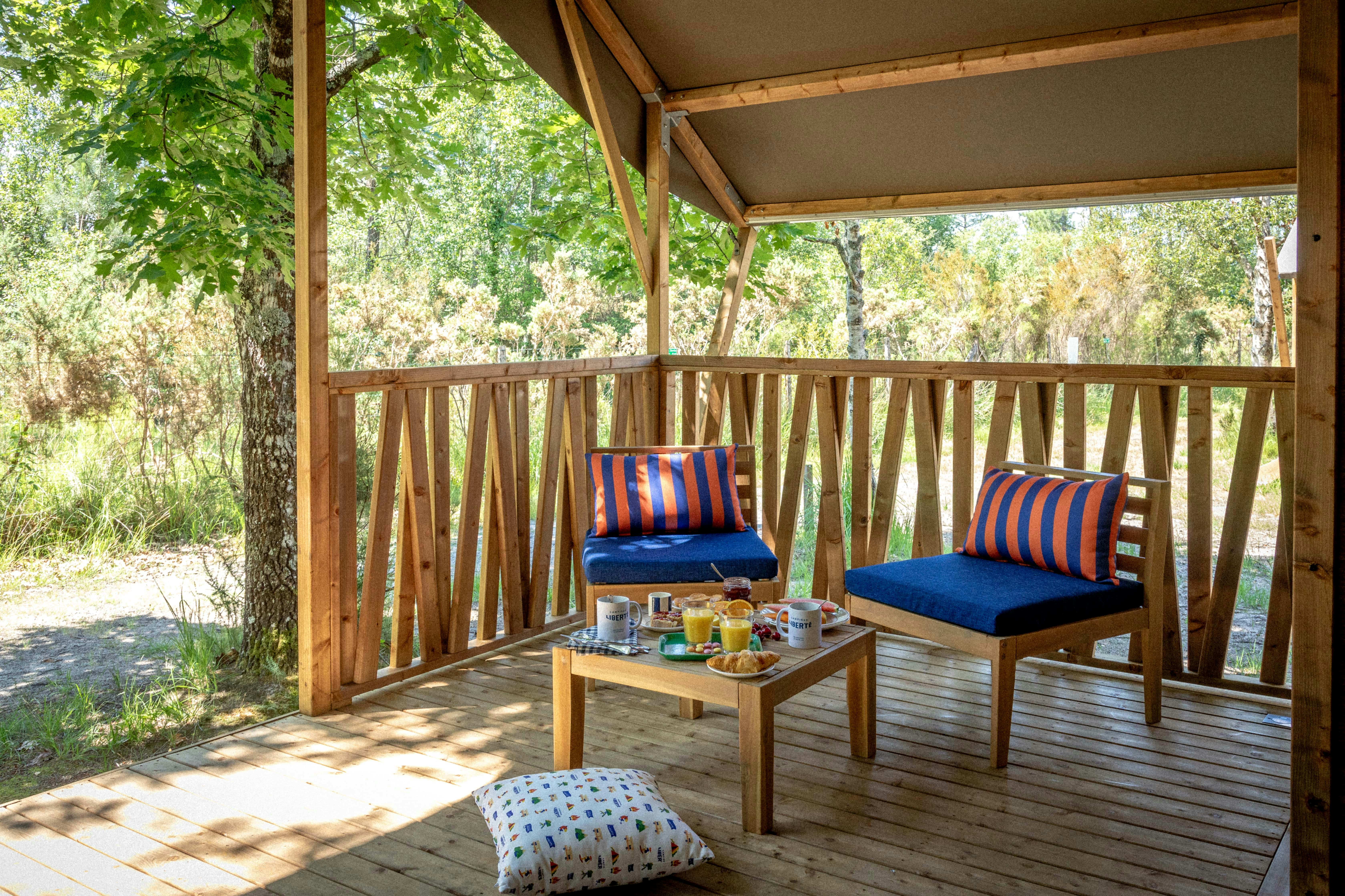 Camping Liberté Lacanau  - Mobilheim mit Terrasse auf dem Campingplatz