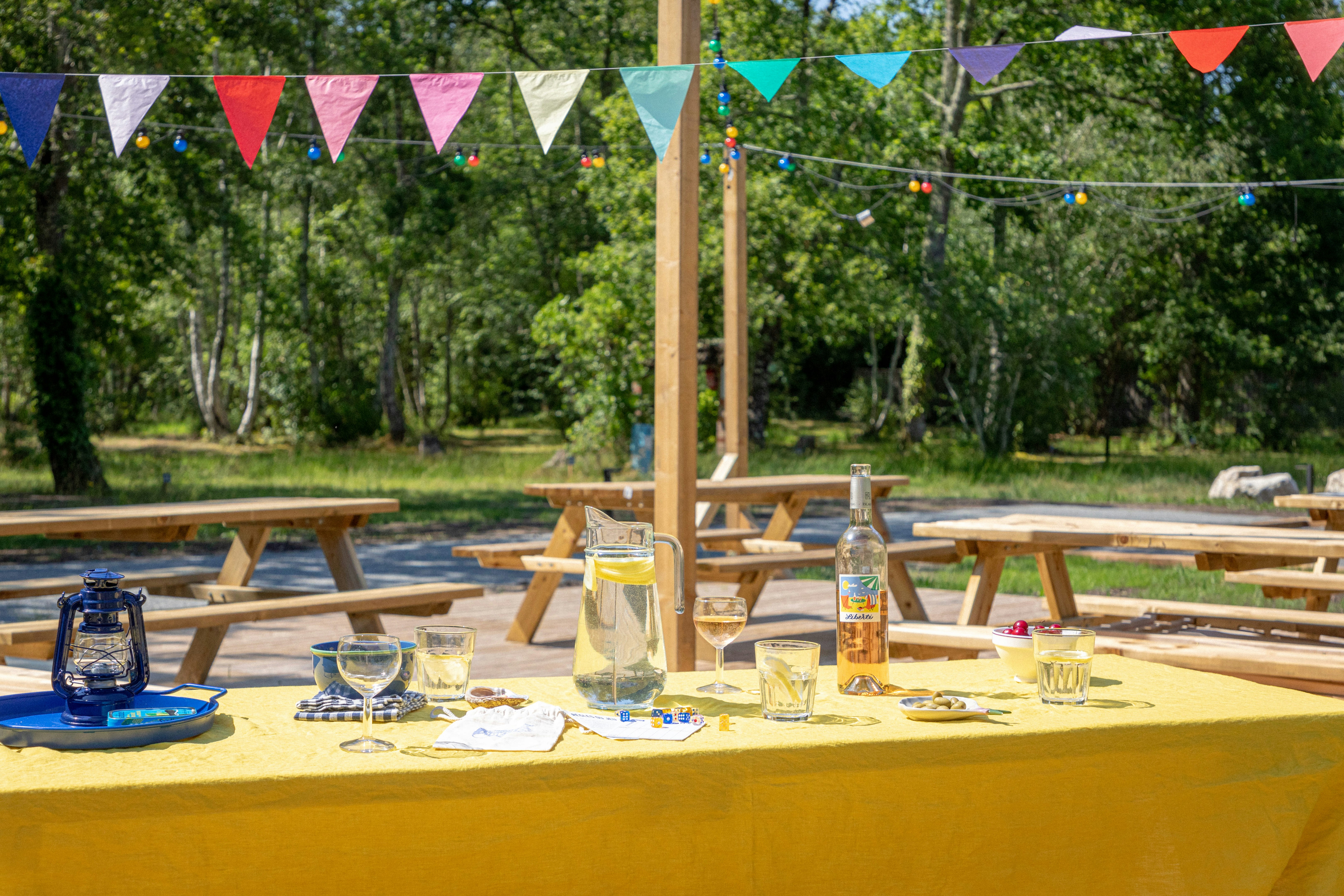 Camping Liberté Lacanau - Terrasse mit Picknickbänken auf dem Campingplatz