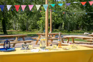 Camping Liberté Lacanau - Terrasse mit Picknickbänken auf dem Campingplatz