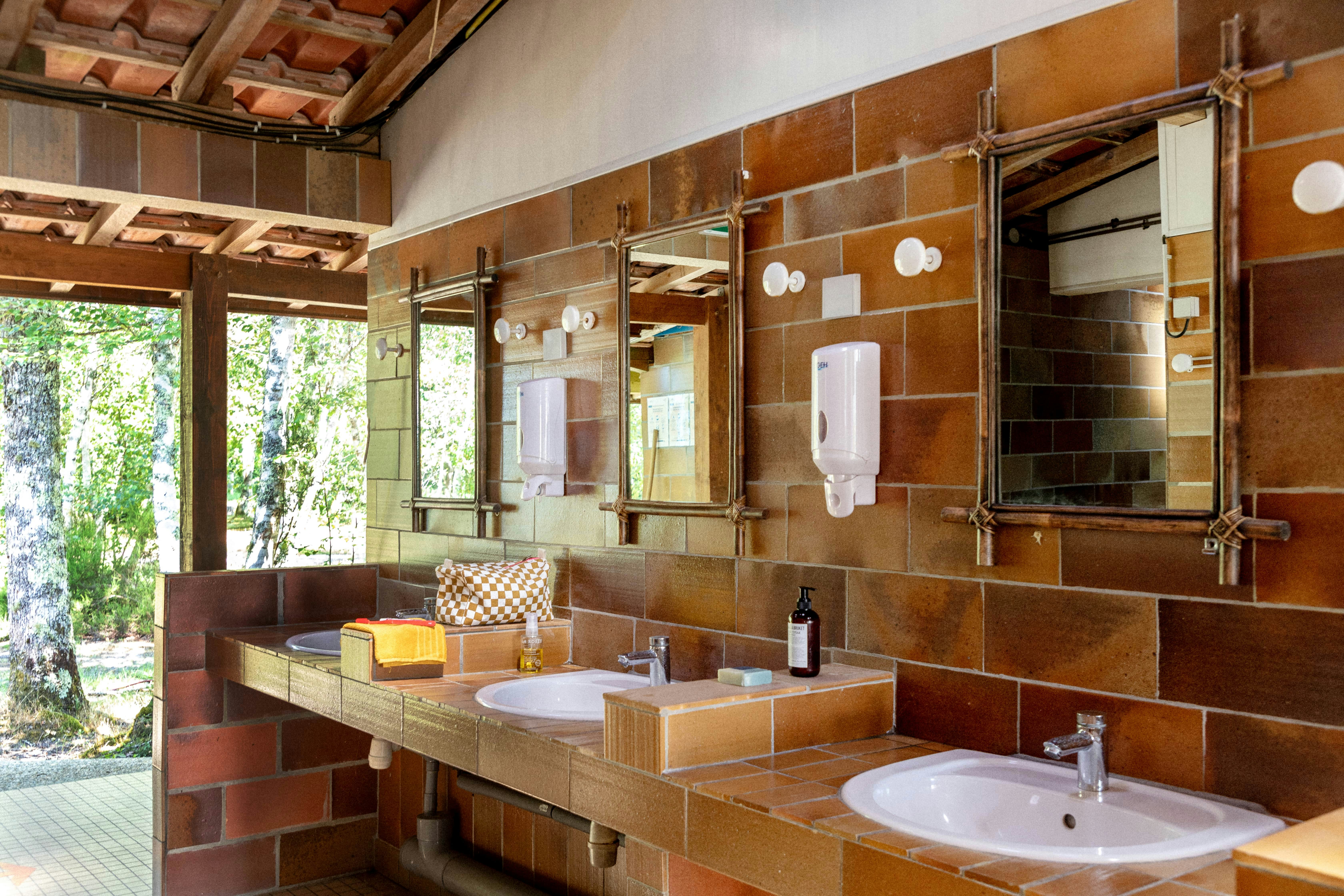 Camping Liberté Lacanau - Waschbecken im Sanitärbereich