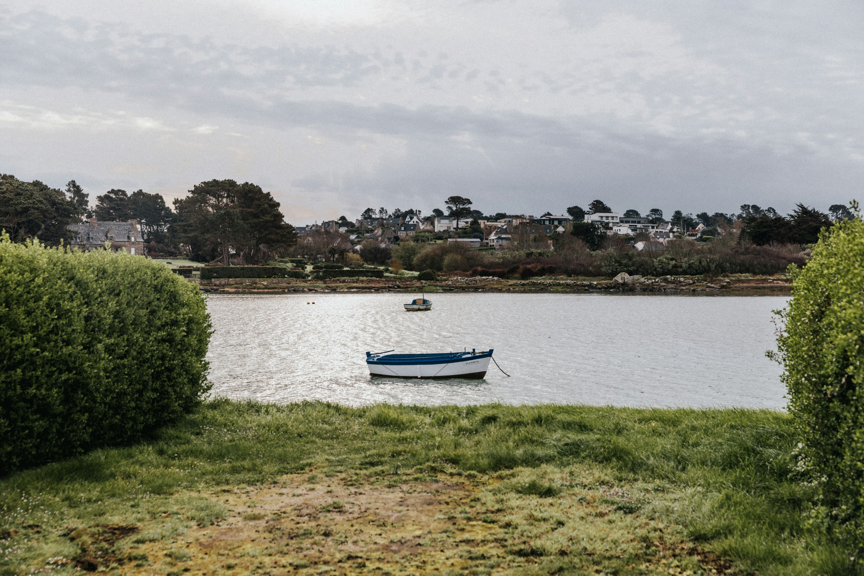 Camping Liberté Landrellec - Blick auf den See am Campingplatz