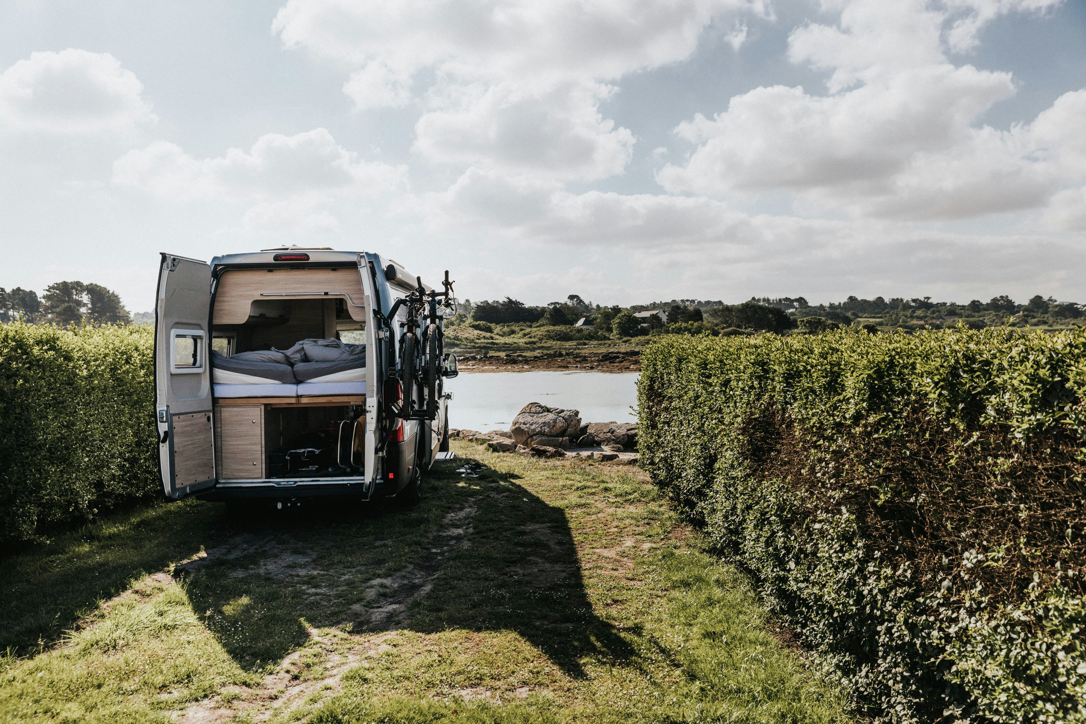 Camping Liberté Landrellec - Blick auf einen Campervan auf einem Standplatz