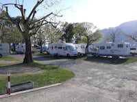 Camping Lido - Wohnwagenstellplätze auf dem Campingplatz mit Blick auf die Berge