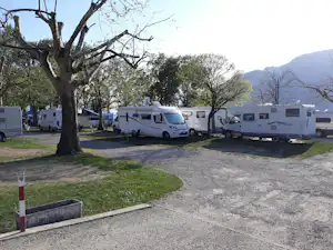 Camping Lido - Wohnwagenstellplätze auf dem Campingplatz mit Blick auf die Berge