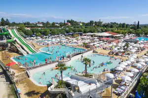 Camping Lido - Übersicht auf den Poolbereich