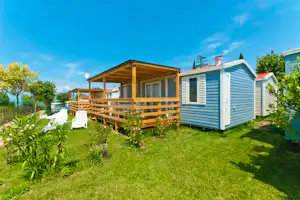 Camping Lido - Mobilheim mit Terrasse im Grünen auf dem Campingplatz