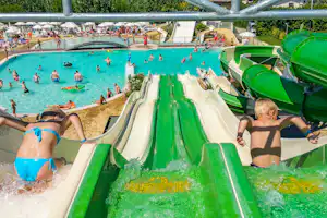 Camping Lido - Wasserrutschen am Pool auf dem Campingplatz