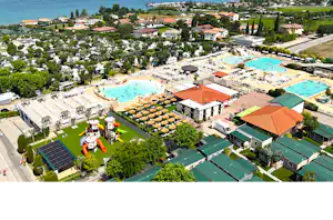 Campinganlage mit mehreren Wohnmobilen und Zelten, grünen Parzellen, zwei türkisfarbenen Pools und orangefarbenen Gebäuden am Hang.