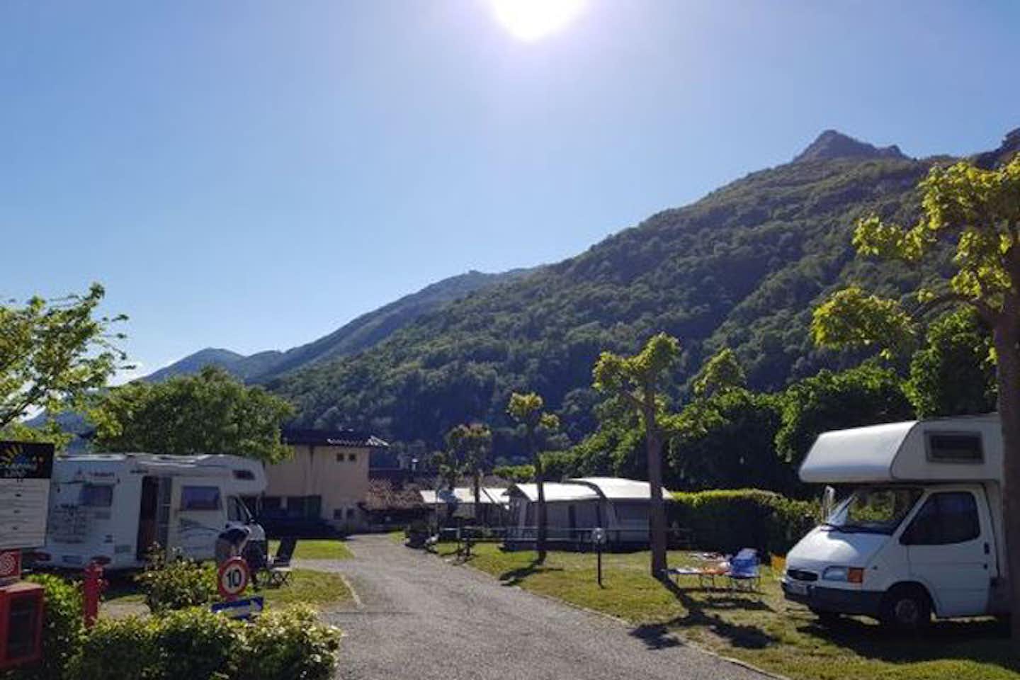 Camping Lido Cannero - Gelände vom Campingplatz mit Blick auf die Berge
