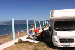 Camping Lido di Salerno - Camper sitzen vor dem Wohnmobil mit Blick auf das Meer