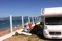 Camping Lido di Salerno - Camper sitzen vor dem Wohnmobil  mit Blick auf das Meer