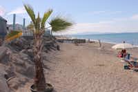 Camping Lido di Salerno - Strand mit Liegestühlen und Sonnenschirmen mit Blick auf das Meer