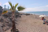 Camping Lido di Salerno - Strand mit Liegestühlen und Sonnenschirmen mit Blick auf das Meer
