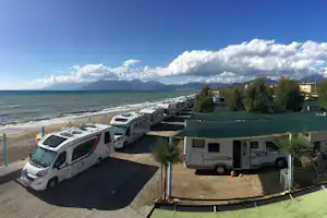 Camping Lido di Salerno - Wohnwagenstellplätze am Meer auf dem Campingplatz