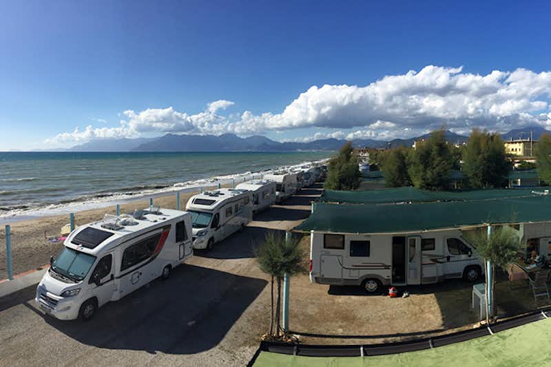Camping Lido di Salerno - Wohnwagenstellplätze am Meer auf dem Campingplatz