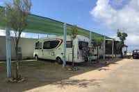 Camping Lido di Salerno - Wohnwagenstellplätze im Schatten auf dem Campingplatz