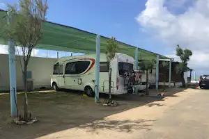 Camping Lido di Salerno - Wohnwagenstellplätze im Schatten auf dem Campingplatz