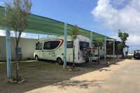 Camping Lido di Salerno - Wohnwagenstellplätze im Schatten auf dem Campingplatz