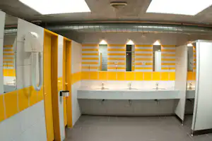 Camping Lido Mappo - Sanitärgebäude mit Waschbecken, Spiegel, Toiletten und Duschen
