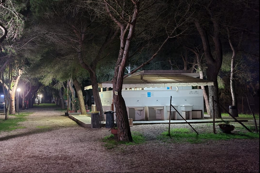 Camping Lido Salpi - Blick auf das Sanitärgebäude