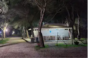 Camping Lido Salpi - Blick auf das Sanitärgebäude