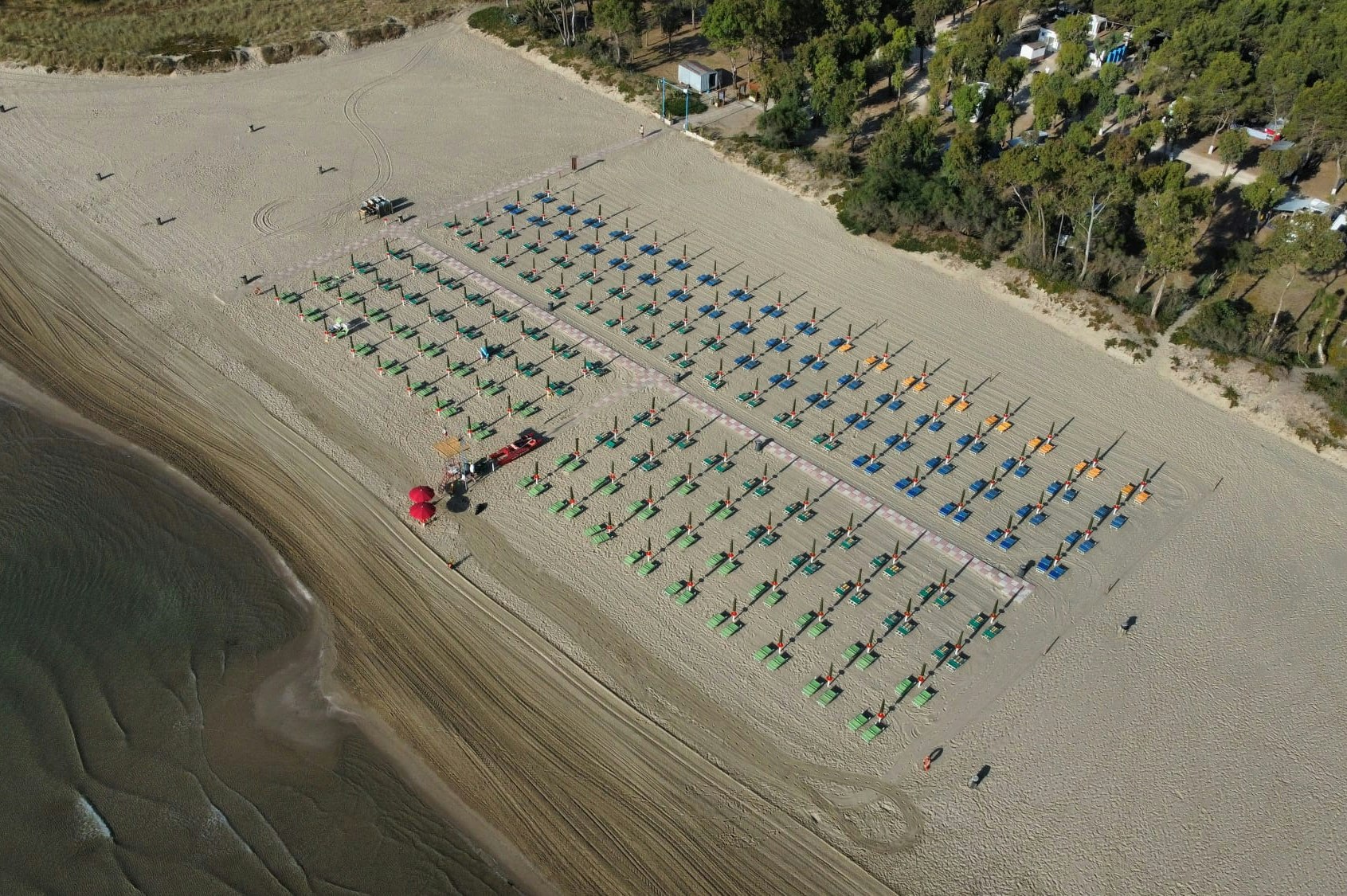 Camping Lido Salpi - Blick auf den Badestrand aus der Vogelperspektive