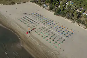 Camping Lido Salpi - Blick auf den Badestrand aus der Vogelperspektive