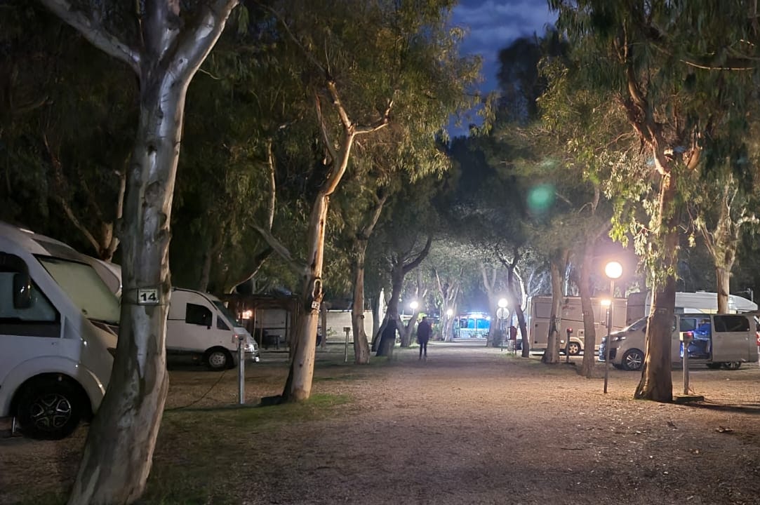 Camping Lido Salpi - Standplätze auf dem Campingplatz bei Nacht