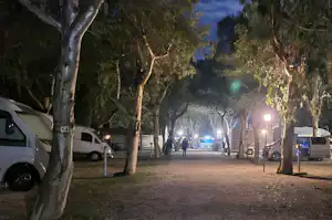 Camping Lido Salpi - Standplätze auf dem Campingplatz bei Nacht