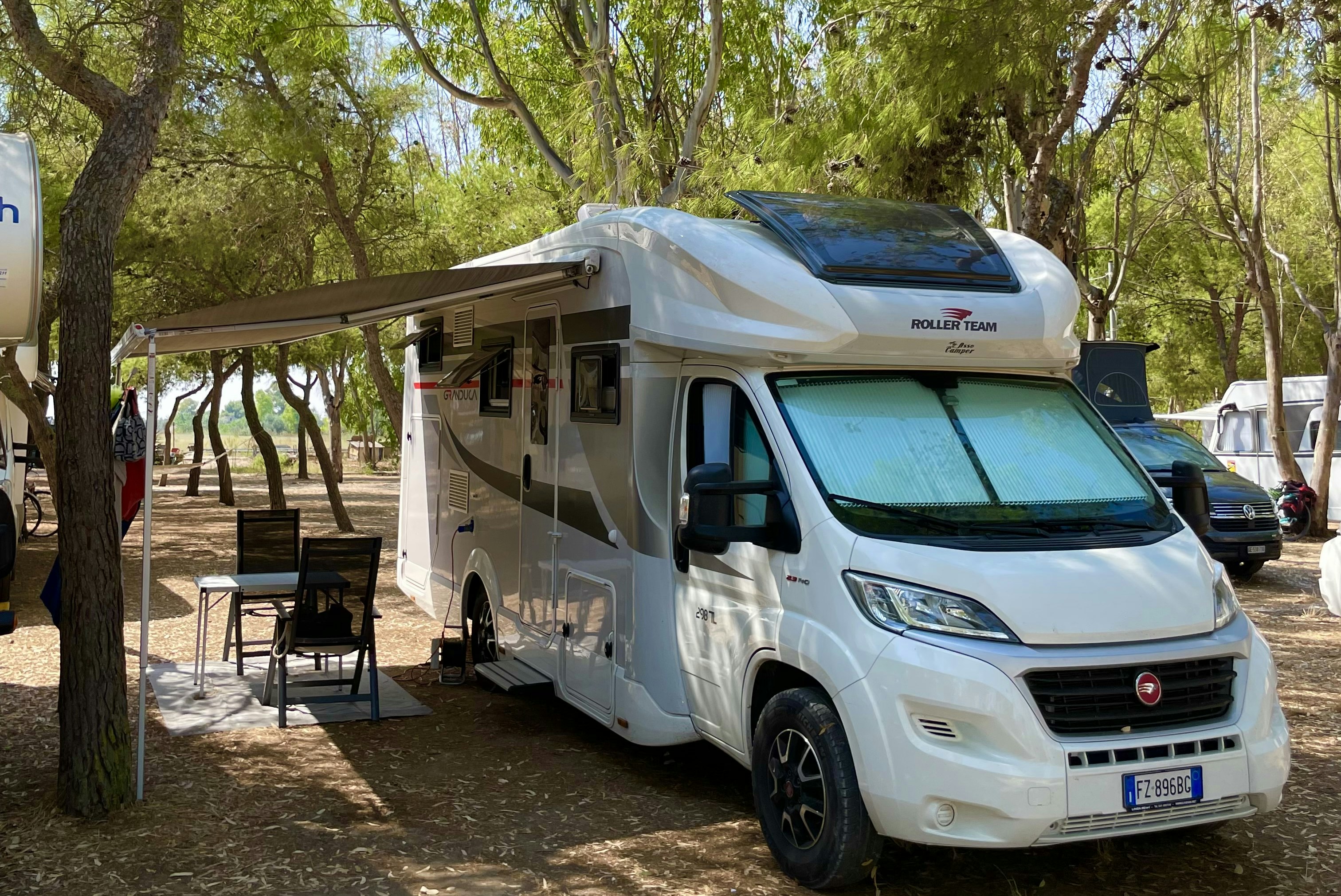 Camping Lido Salpi - Standplätze zwischen den Bäumen auf dem Campingplatz