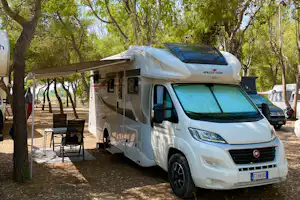 Camping Lido Salpi - Standplätze zwischen den Bäumen auf dem Campingplatz