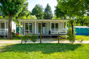 Camping Lido Verbano - Maxicaravan Wake Mobilheim Mietunterkunft mit überdachter Terrasse