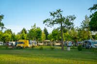 Camping Lido Verbano - Standplätze für Wohnwagen und Wohnmobil mit Mobilheimen im Hintergrund