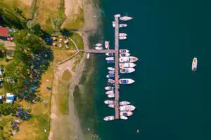Camping Lido Verbano - Vogelperspektive auf die Bootsanlegestelle des Campingplatzes