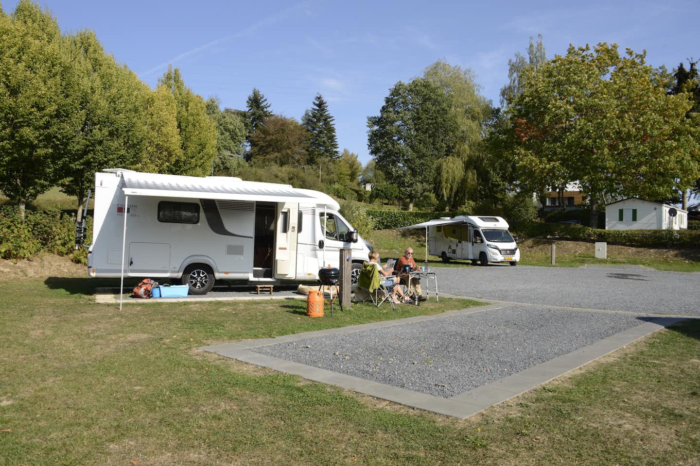 Camping Liefrange - Camper, die vor ihrem Wohnmobil sitzen