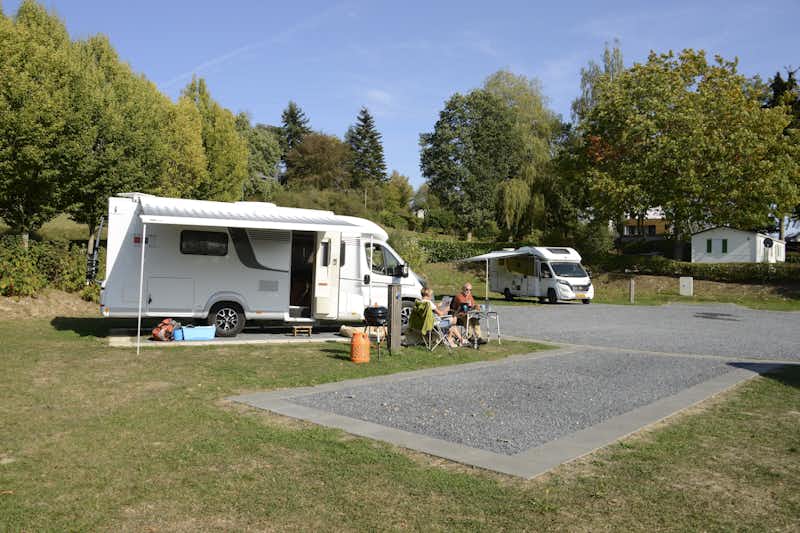 Camping Liefrange - Camper, die vor ihrem Wohnmobil sitzen
