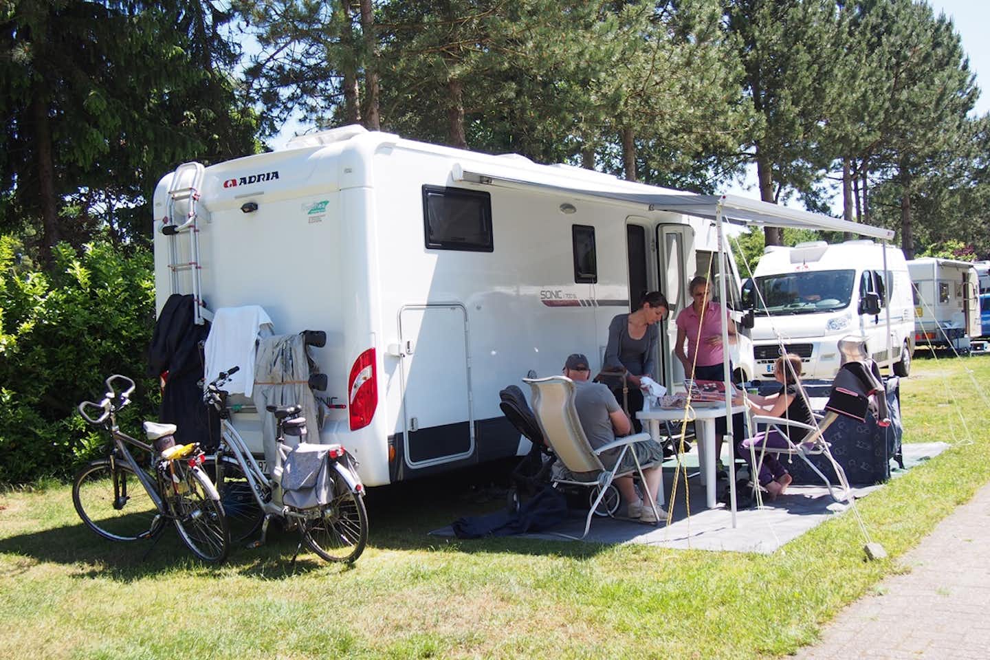 Camping Liesbos - Wohnwagenstellplatz vom Campingplatz im Grünen zwischen Bäumen 